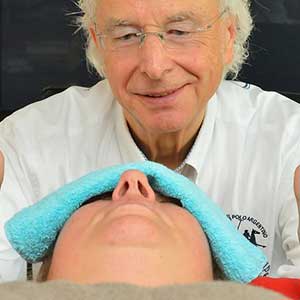 Manfred W. Weck mit einer Klientin während der Hypnose